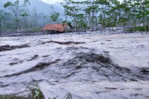Dampak Banjir Lahar Dingin Akibat Erupsi Gunung Marapi: Lintasan Jalan Putus Total