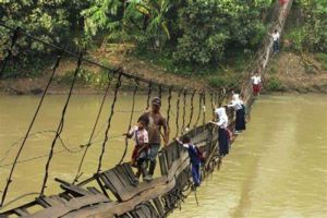 15 Orang Terjatuh saat Menyebrangi Jembatan Gantung di Banten