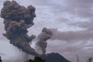 Gunung Ibu di Halmahera Maluku Utara Erupsi, Semburkan Abu Vulkanik Setinggi 1.500 Meter ke Arah Barat