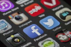 Studi: Penggunaan Media Sosial yang Berlebihan Dapat Membahayakan Harga Diri Wanita