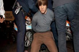 Gara-gara Main Hp Sambil Nyetir Justin Bieber Ditangkap Polisi