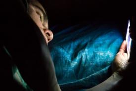 Bahaya Bermain Ponsel Saat Hendak Tidur