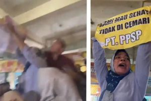 oster Emak Emak Protes Kehadiran Pabrik Sawit Dirampas di Depan Jokowi Saat Kunker ke Pasar Labuhanbatu Sumut