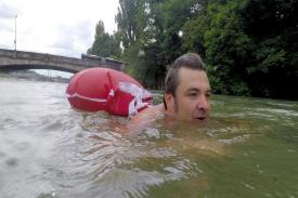 Ekstrim, Pria Jerman Ini Memilih Berenang untuk Berangkat Kerja