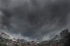 Siklon Tropis Cempaka Timbulkan Cuaca Ekstrem di Pulau Jawa