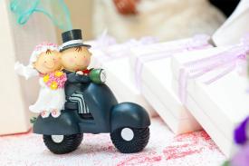 Unik, Pernikahan Ini Dilakukan Diatas Mobil Damkar