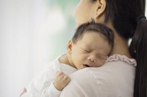 Cara Menggendong Bayi Baru Lahir dengan Aman