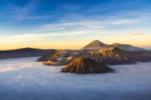 Wisata Aktif di Indonesia: Mendaki Gunung dan Berpetualang