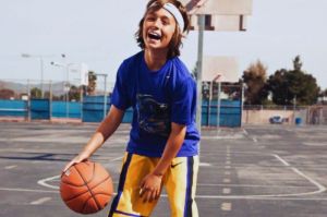 Anak kecil yang sedang latihan basket