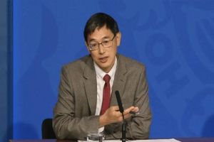 Dokter Singapura Professor Lim Wei Shen Menerima Penghargaan KBE di Inggris Atas Kontribusinya dalam Penanganan COVID-19