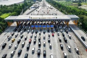 Laju Lalu Lintas Terhambat Saat Arus Mudik Dan Balik Karena 16 Ribu Kendaraan Kurang Saldo E-toll