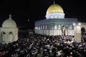 Momen Bersejarah: 200 Ribu Jamaah Palestina Menunaikan Salat Tarawih di Masjid Al-Aqsa Meski Dibatasi oleh Israel