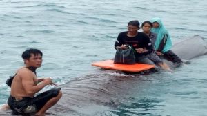 Diterjang Ombak Tinggi, Kapal Parikudus Terbalik di Kepulauan Seribu