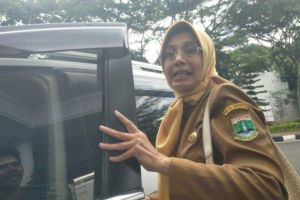 Kepala DKP Banten Harta Eli Susiyanti Menghindar dari Kejaran Wartawan saat Ditanya soal Dugaan Korupsi Breakwater Cituis