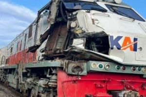 Kereta Api Tabrak Truk Mogok di Tengah Perlintasan di Sergai, Sopir Kabur dan Masinis Luka-luka