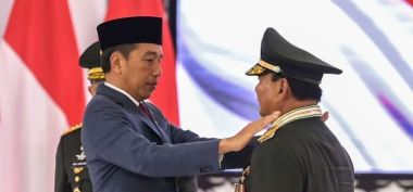 Presiden Joko Widodo menganugerahkan pangkat jenderal bintang 4 kepada Prabowo
