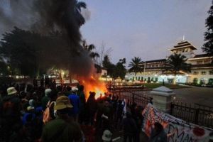 Mahasiswa Demonstrasi di Depan Gedung Sate Bandung: Tuntutan Tak Digubris