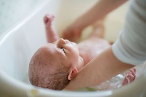 Cara Memandikan Bayi Baru Lahir dengan Aman