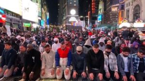 Suasana Ramadan di New York Umat Muslim Bagikan Alquran Hingga Salat Tarawih Berjamaah di Times Square