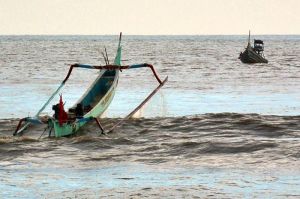 Dampak Cuaca Ekstrem Delapan Perahu Nelayan Hancur Diterjang Ombak di Pantai Camplung Bali
