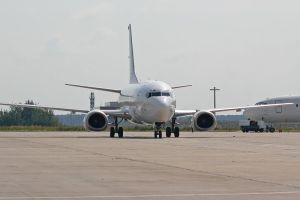 Pesawat Boeing Terbaru Mendarat Darurat karena Ban Meledak