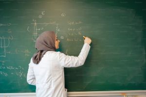 Profesi Guru Di Indonesia: Kendala Dan Peluang Yang Terbuka