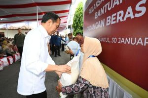 Alasan Di Balik Kegiatan Jokowi dalam Membagikan Bansos di Daerah