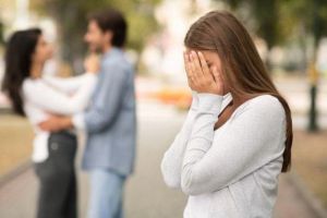 Percintaan Remaja: Lebih Sakit Ditinggalin atau Diselingkuhin?