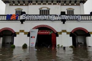 Stasiun Semarang Tawang Lumpuh Total Dikepung Banjir