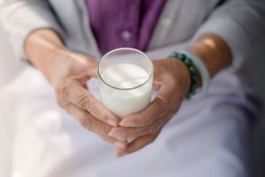 Benarkah Minum Susu Steril Saat Sahur Bikin Kenyang Lebih Lama?