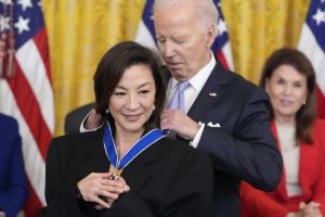 Tan Sri Michelle Yeoh Menerima Presidential Medal of Freedom dari Presiden Joe Biden