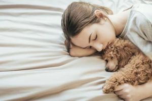 Tidur Tanpa Bantal: Manfaat dan Risiko yang Perlu Anda Ketahui