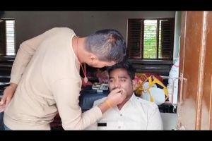 Kampanye Unik Caleg India: Bagi-Bagi Gorengan Hingga Cukur Gratis