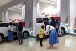 Anak Kecil Tabrak Toko di Mall Setelah Iseng Naik Mobil Display