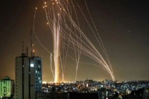 Serangan Mengerikan: Rudal Iran Hujani Israel, Sirine Merayap di Langit