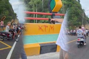 Pelajar di Gorontalo Corat-Coret Jembatan Saat Rayakan Kelulusan