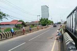 Penyapu Koin Jembatan Sewo: Antara Bertaruh Nyawa dan Cari Cuan