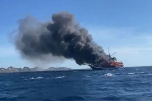 Kapal Pinisi Angkut Wisatawan Terbakar di Perairan Labuan Bajo