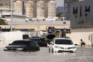 Sultan Dubai Manfaatkan Banjir untuk Main Jet Ski dan Kano