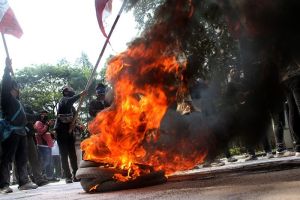Massa Pendemo di Patung Kuda Bakar Ban dan Poster Gambar 9 Hakim MK