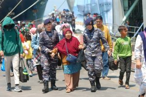 Para Pemudik Gratis Kapal KRI Banda Aceh-593 Telah Tiba di Pelabuhan Tanjung Emas, Semarang