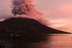 Gunung Ruang Kembali Muntahkan Material Abu Vulkanik