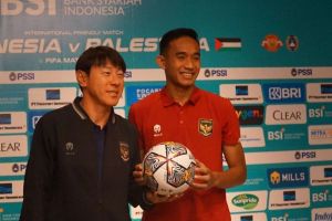 Kocak! Shin Tae-yong Tegur dan Tinju Ridho di Konferensi Pers
