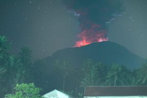 Gunung Ibu di Maluku Utara Berstatus Siaga: Sinar Api dan Petir
