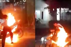 Motor Tiba-tiba Terbakar Akibat Menggeber Knalpot Saat Orang Takbiran, Netizen: Sesuai Harapan