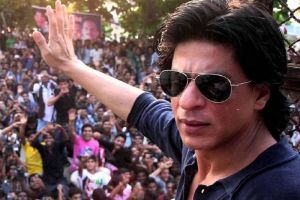Shah Rukh Khan Kembali Sapa Ribuan Penggemar di Depan Rumah saat Lebaran