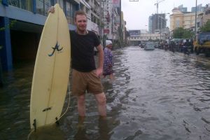 Banjir di Pantai Kuta: Aksi Bule Main Papan Surfing