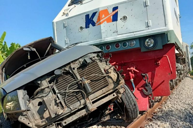 Mobil Ponpes Sidogiri Pasuruan Tertabrak Kereta Api, 4 Orang Tewas