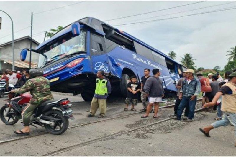 Kereta Tabrak Bus di Sumatra Selatan, 4 Orang Tewas