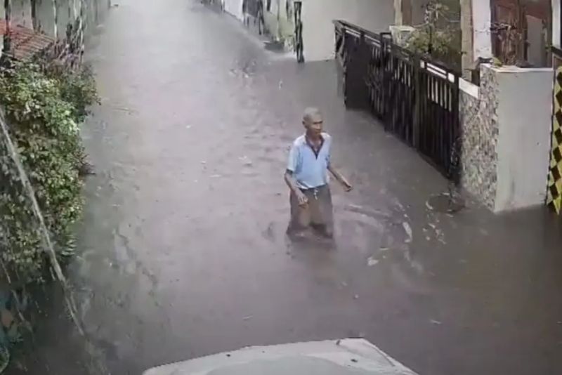 Kakek di Kediri Hilang Terseret Arus Banjir Saat Mengejar Tong Sampah